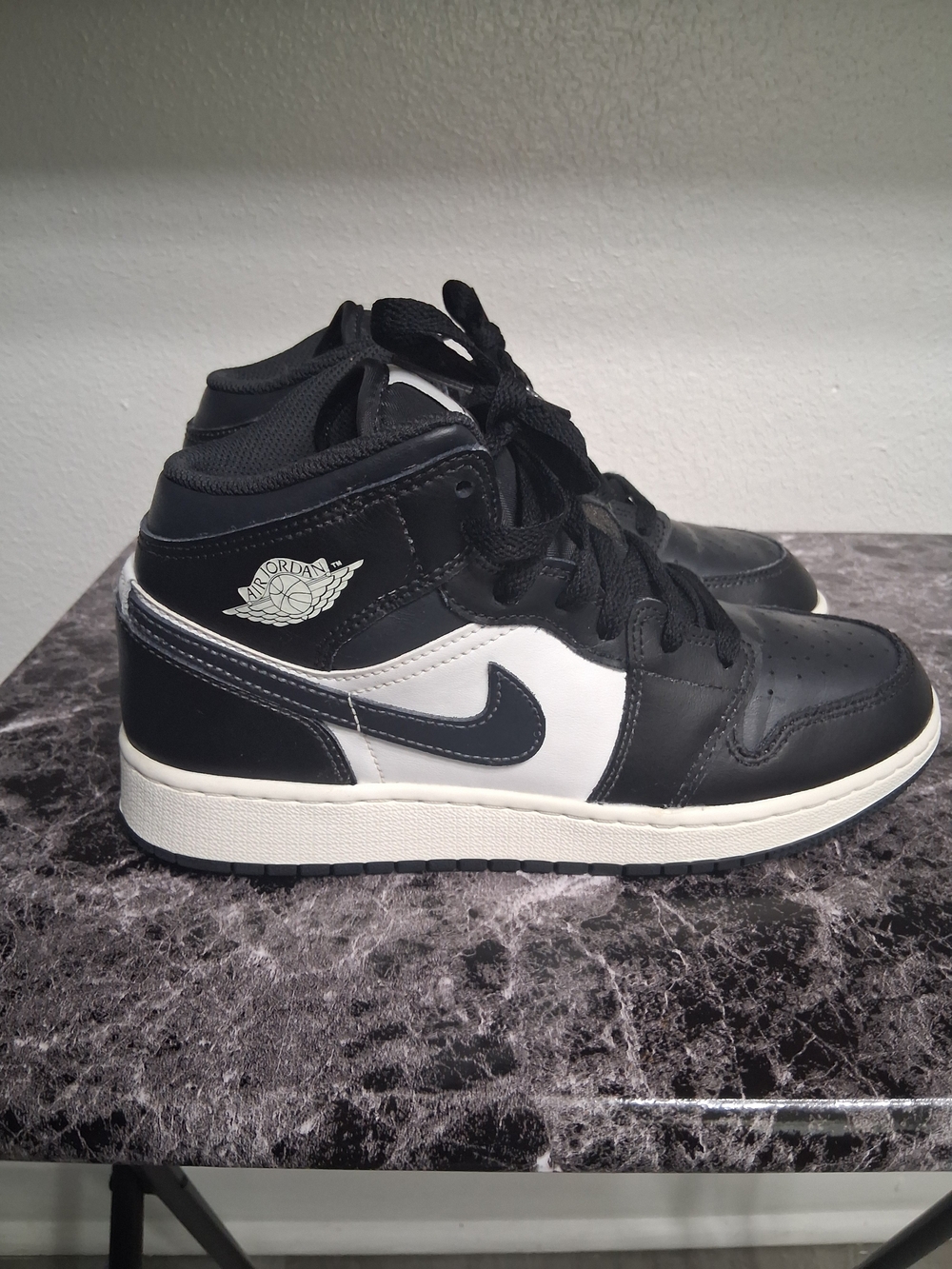 Jordan Kids Black & White Mid-Top Sneakers Size 5.5Y In Excellent Condition